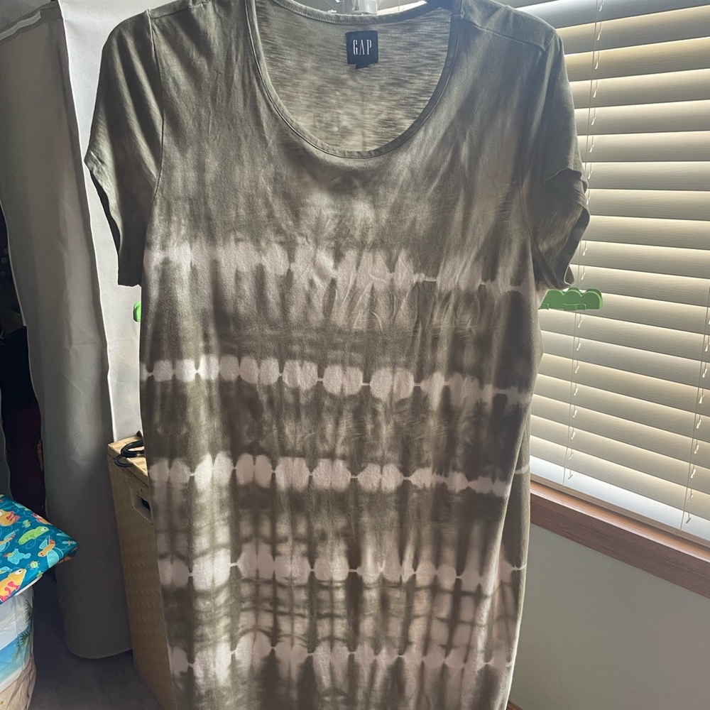GAP Gray and White Relaxed Short Sleeve T-Shirt